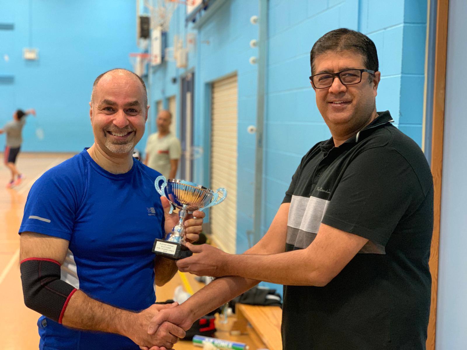 Rukhsar receiving winners trophy from Deepak